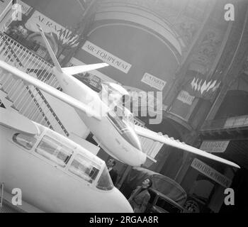 Fouga CM.8 R13 Ciclone al XVIIIeme Salon Aeronautique du Paris 1949 al Grand Palais nel centro di Parigi (dimostrazioni di volo all'aeroporto di Orly). La Turbomeca Pimene powered CM.8 R13 è appesa sopra la fusoliera di un allenatore a due posti Fuga-Castel-Mauboussin CM.7. Foto Stock