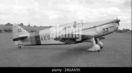 Parnall Heck 2C G-AEGI, visto con il numero 33 a Elmdon per la King's Cup Air Race 1949. Il 29 luglio 1949, G-AEGI volò nella King's Cup Race all'aeroporto di Elmdon, terminando 13° con una velocità media di 145,5 mph. L'anno seguente volò al settimo posto nello stesso evento, tenuto a Wolverhampton (con la gara numero 26), e in realtà raggiunse una media di 159 mph come aveva fatto nel 1938. Sfortunatamente questo Heck 2C fu gravemente danneggiato dopo la gara quando lo Spitfire G-AISU si scontrò con esso durante la corsa di atterraggio dello Spitfire. La parte posteriore dell'Heck fu distrutta e fu messa in un hangar a Wolverhampton, dove si trova Foto Stock