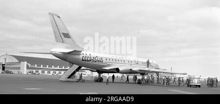 Tupolev Tu-104A CCCP-L5445 (SSSR-L5445, msn 8350401), di Aeroflot, presso la Keflavik Naval Air Station in Islanda. Questo Tu-104A è stato il secondo nel suo genere a visitare gli Stati Uniti nel settembre 1959, facendo rifornimento a Londra Heathrow e Keflavik NAS, portando il ministro degli Esteri sovietico, Andrei Gromyko il 14 settembre, tornando pochi giorni dopo. (Nota: La data di questa fotografia è incerta, ma è l'andata o il ritorno si ferma a Keflavik nel settembre 1959. Il primo volo di ritorno Tu-104A verso gli Stati Uniti, il 4 settembre, è stato effettuato dal CCCP-L5438) Foto Stock
