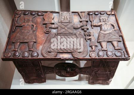 Mostra d'arte africana al Metropolitan Museum of Art, tavolo in legno intagliato a mano raffigurante re e guerrieri, New York City, USA Foto Stock