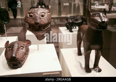 Mostra d'arte africana al Metropolitan Museum of Art, figure in bronzo leopardo, New York City, USA Foto Stock