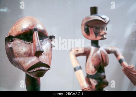 Mostra d'arte africana al Metropolitan Museum of Art, figure in legno intagliate a mano, New York City, USA Foto Stock