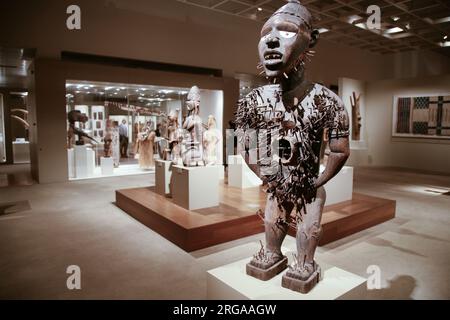Mostra d'arte africana al Metropolitan Museum of Art, Mangaaka Power Figure (Nkisi N'Kondi), New York City, USA Foto Stock