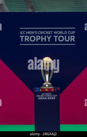 Dhaka, Bangladesh. 8 agosto 2023. Trofeo ICC Men's Cricket World Cup visto allo Sher-e-Bangla National Stadium di Mirpur, Dacca. ICC Men's Cricket World Cup Trophy Tour in Bangladesh si svolge dal 07 al 9 agosto 2023. (Foto di Sazzad Hossain/SOPA Images/Sipa USA) credito: SIPA USA/Alamy Live News Foto Stock