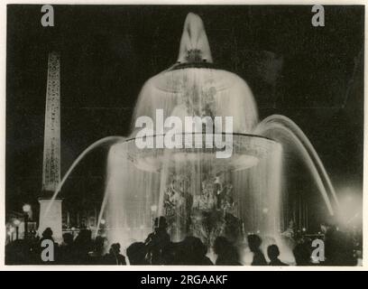 WW2 - celebrazioni della Vittoria a Parigi, Francia - Place de la Concorde "risplende con tutto il suo splendore pre-bellico"! Foto Stock