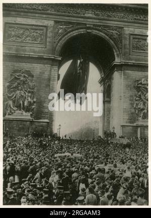 WW2 - celebrazioni della Vittoria a Parigi, Francia - all'Arco di Trionfo, i parigini rendono omaggio alla Tomba di lui Milite Ignoto. Foto Stock