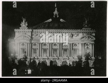 WW2 - celebrazioni della Vittoria a Parigi, Francia - la prima notte di pace per Parigi - l'Opera illuminata. Foto Stock