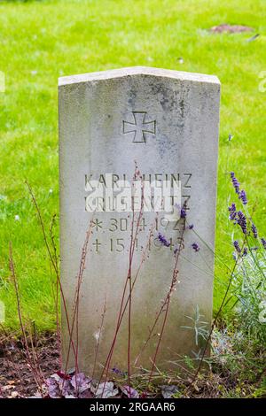 L'aviazione tedesca Luftwaffe War grave di Karl Heinz Krusewitz, dall'equipaggio di un Dornier Do217, abbattuto dopo aver bombardato Lincoln. Scopwick, chiesa di St Foto Stock