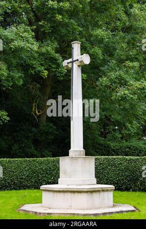 Canadian Air Force, Cross of Sacrifice nel cimitero della chiesa di Scopwick della Holy Cross, Scopwick, Lincoln, Lincolnshire, Inghilterra Foto Stock