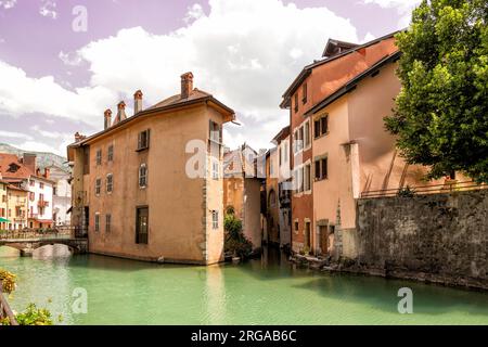 Vecchi edifici nel centro storico di Annecy, nel dipartimento dell'alta Savoia, nel sud della Francia Foto Stock