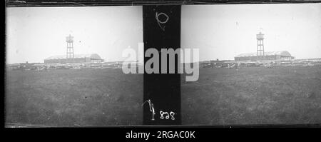 Vista generale di una revisione VVIP degli aeromobili dall'altro lato delle linee di revisione degli aeromobili. (Negativo per la lastra di vetro stereo completa). (Il VVIP potrebbe essere Albert Lebrun, presidente della Francia) Foto Stock