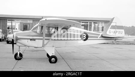 Piper PA-22 Tri-Pacer G-APXU (msn 22-474), della Wiltshire School of Flying presso l'aerodromo di Thruxton. Foto Stock