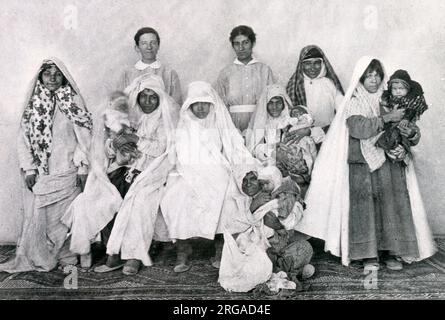 Tessitori persiani e i loro figli, Kerman, Iran Foto Stock