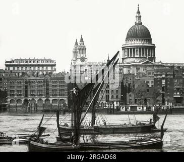 Cattedrale di St Paul dal Tamigi, Londra Foto Stock