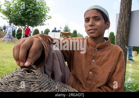 8 agosto 2023, Kulgam, Jammu e Kashmir, India: Un ragazzo del Kashmir adornato con abiti tradizionali partecipa al "Festival letterario di Veshaw" inaugurale a Kulgam, nel Kashmir meridionale. Celebrando il ricco patrimonio di antichi templi, santi sufi e abilità artistica della regione, l'evento mette in evidenza l'affascinante mondo della cultura Kashmiri e le narrazioni di abili artigiani. (Immagine di credito: © Adil Abbas/ZUMA Press Wire) SOLO USO EDITORIALE! Non per USO commerciale! Foto Stock