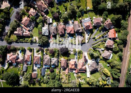 Vista panoramica delle case suburbane indipendenti con vialetti e giardini su un esclusivo complesso residenziale in un piccolo villaggio Foto Stock