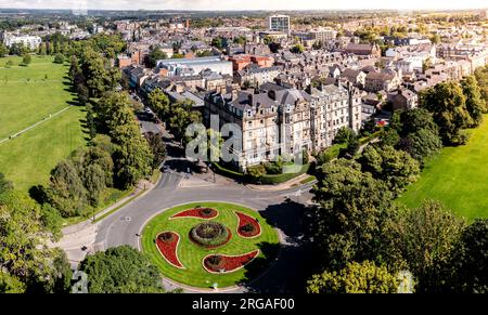 HARROGATE, REGNO UNITO - 18 MARZO 2023. Un paesaggio urbano aereo della città di Harrogate con il parco pubblico randagio e i giardini paesaggistici e la rotatoria accanto a Victor Foto Stock