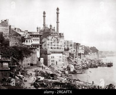 C. 1880 India - lungo i ghats, Fiume Gange, Varanasi / Benares con la moschea Alamgir Foto Stock