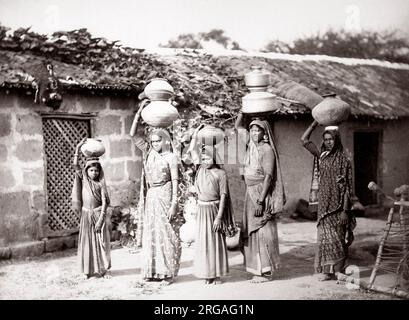 C. 1880 India - immagine da un album di indiano 'tipi' e mestieri" progettato per illustrare l'India ad un visualizzatore britannico - le donne che trasportano acqua in vasi Foto Stock