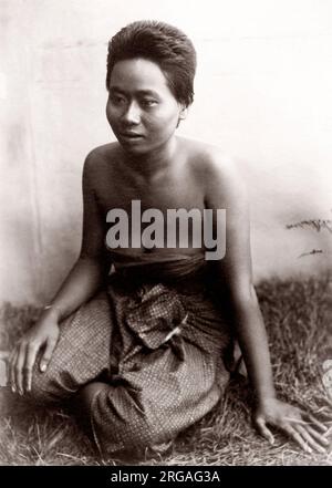 C.1890 del sud-est asiatico - Ritratto di giovane donna seduta Foto Stock