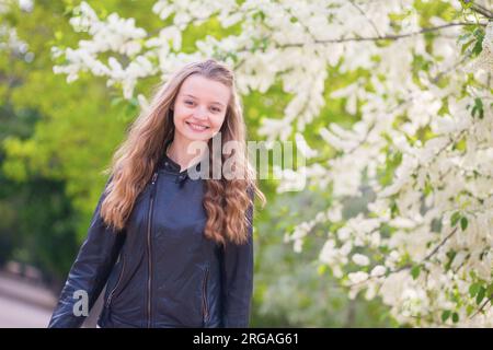 Bella ragazza in un parco in un giorno di primavera Foto Stock