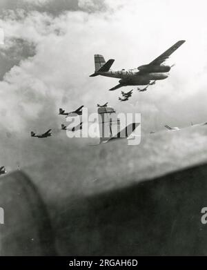 Fotografia d'epoca della seconda guerra mondiale - foto ufficiale militare degli Stati Uniti: Silhouette di un volo di Douglas A-26 Invader Aircraft del 386th Bomb Group alleato, sulla Germania aprile 1945. Foto Stock