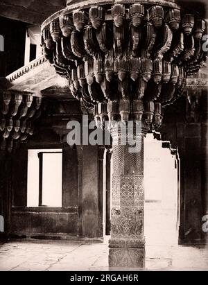 Xix secolo vintage fotografia India - Fatehpur Sikri. Pilastro nel Diwan-i-Khas da Samuel Bourne 1860s Foto Stock