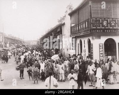 Fotografia d'epoca del XIX secolo: Grande folla all'angolo tra Lloyd Road e Nanking, Nanjing Road, Shanghai, Cina. Foto Stock