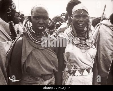 1940's East Africa Kenya tribù Maasai donne fotografia da un ufficiale di reclutamento dell'esercito britannico di stanza in Africa orientale e in Medio Oriente durante la seconda guerra mondiale Foto Stock