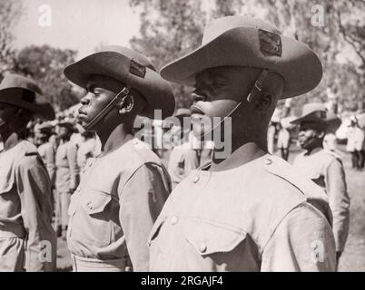 1940s Africa orientale - reclute dell'esercito, Esercito dell'Africa orientale, Nyasaland Fotografia di un ufficiale di reclutamento dell'esercito britannico di stanza in Africa orientale e in Medio Oriente durante la seconda guerra mondiale Foto Stock