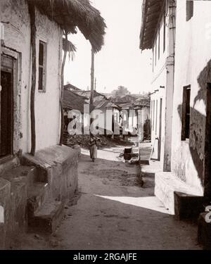 1940s Africa orientale - strada a Mombasa Kenya Fotografia di un ufficiale di reclutamento dell'esercito britannico di stanza in Africa orientale e in Medio Oriente durante la seconda guerra mondiale Foto Stock