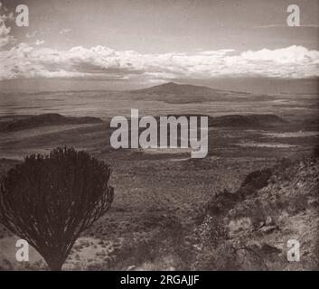 1940s Africa orientale - la Grande Rift Valley, dal Limuru Escarpment, Kenya fotografia di un ufficiale di reclutamento dell'esercito britannico di stanza in Africa orientale e in Medio Oriente durante la seconda guerra mondiale Foto Stock