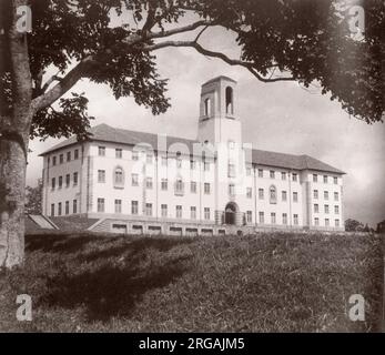 1940s Africa orientale - Kampala Uganda - Makerere College Fotografia di un ufficiale di reclutamento dell'esercito britannico di stanza in Africa orientale e in Medio Oriente durante la seconda guerra mondiale Foto Stock