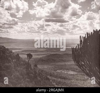 1940s Africa orientale - Kenya - la Grande Valle della Rift dalla scarpata di Limuru Fotografia di un ufficiale di reclutamento dell'esercito britannico di stanza in Africa orientale e in Medio Oriente durante la seconda guerra mondiale Foto Stock