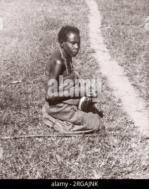 1940s Africa orientale - Uganda - Banyankole gruppo tribale - Bahima donna fotografia da un ufficiale di reclutamento dell'esercito britannico di stanza in Africa orientale e in Medio Oriente durante la seconda guerra mondiale Foto Stock