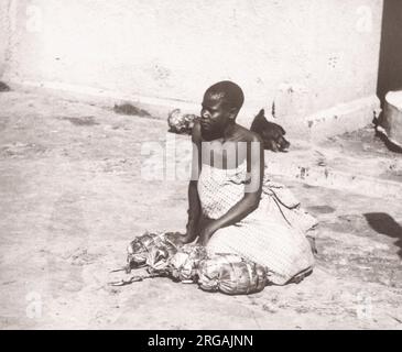 1940s Africa orientale - Uganda - nel mercato di strada Mbarara - giovane donna fotografata da un ufficiale dell'esercito britannico di stanza in Africa orientale e in Medio Oriente durante la seconda guerra mondiale Foto Stock