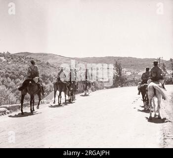 1943 Siria - reggimento dell'esercito TJFF della Trans-Jordan o della Trans-Jordanian Frontier Force Fotografia di un ufficiale di reclutamento dell'esercito britannico di stanza in Africa orientale e in Medio Oriente durante la seconda guerra mondiale Foto Stock