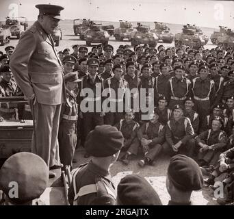 1943 Egitto - il primo ministro britannico Winston Churchill riesamina le truppe della regina 4th Hussars il 3rd dicembre fotografia da un ufficiale di reclutamento dell'esercito britannico disposto in Africa orientale e nel Medio Oriente durante la seconda guerra mondiale Foto Stock