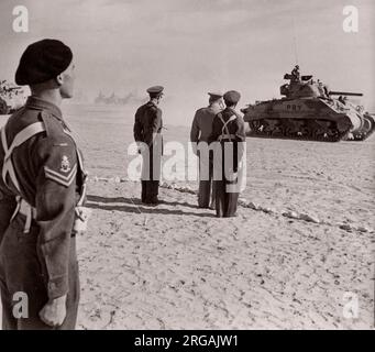 1943 Egitto - il primo ministro britannico Winston Churchill riesamina le truppe della regina 4th Hussars il 3rd dicembre fotografia da un ufficiale di reclutamento dell'esercito britannico disposto in Africa orientale e nel Medio Oriente durante la seconda guerra mondiale Foto Stock