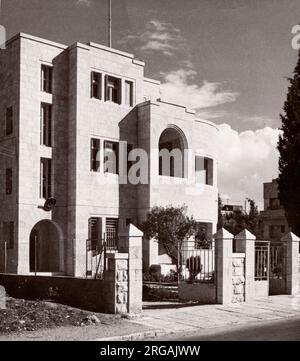 1943 - Gerusalemme, Palestina (Israele) - architettura moderna, nuovi edifici fotografati da un ufficiale dell'esercito britannico di stanza in Africa orientale e in Medio Oriente durante la seconda guerra mondiale Foto Stock