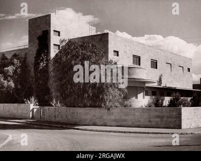 1943 - Gerusalemme, Palestina (Israele) - architettura moderna, nuovi edifici fotografati da un ufficiale dell'esercito britannico di stanza in Africa orientale e in Medio Oriente durante la seconda guerra mondiale Foto Stock