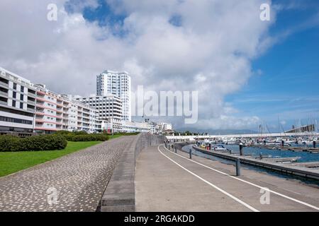 Ponta Delgada, Azzorre, 18.09.2019 - Vista della passeggiata e del porticciolo nella città di Ponta Delgada con l'edificio del paesaggio urbano sullo sfondo. Sao M Foto Stock
