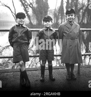 3 ragazzi in posa per la telecamera nel 1957 a Northampton Foto Stock