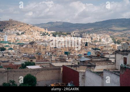 15.5.2023 FES, Marocco: Una città affascinante rinomata per la sua architettura medievale, i vivaci mercati e il ricco patrimonio culturale, che offre un'esperienza coinvolgente Foto Stock