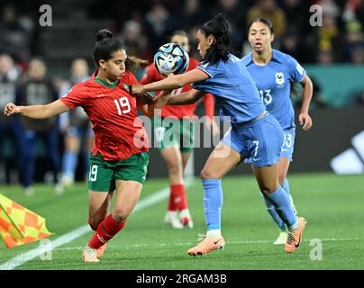 Adelaide, Australia. 8 agosto 2023. Sakina Ouzraoui (L) del Marocco affronta la francese Sakina Karchaoui durante il round di 16 match tra Francia e Marocco alla Coppa del mondo femminile 2023 ad Adelaide, Australia, 8 agosto 2023. Crediti: Li Yibo/Xinhua/Alamy Live News Foto Stock