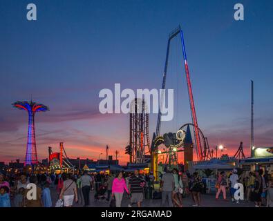 Giostre a Coney Island a New York al tramonto Foto Stock