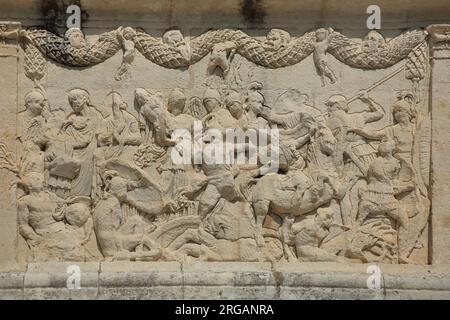 Rilievo in pietra con scena di battaglia presso il mausoleo, il monumento a Giulietta, Glanum, Les Antiques, Saint-Rémy-de-Provence, Alpilles, Bouches-du-Rhône, Provence, p. Foto Stock