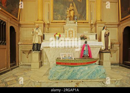 Vista interna con figure e barca della chiesa di Notre-Dame-des-Pommiers, Beaucaire, Gard, Provenza, Francia Foto Stock