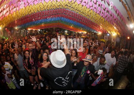 salvador, bahia, brasile - 26 giugno 2022: Banda Flor de Milho gioca nella sala de Reboco durante la festa di Sao Joao a Pelourinho, centro storico della città Foto Stock