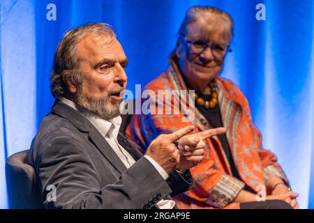 Edimburgo, Regno Unito. 8 agosto 2023 nella foto: Il presentatore della LBC Iain Dale in conversazione con l'emittente conservatrice Peter Hitchens e l'editorialista del Guardian ed ex redattore della BBC per gli affari sociali Polly Toynbee. Crediti: Rich Dyson/Alamy Live News Foto Stock